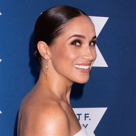 meghan markle pokies|Meghan Markle shows off sculpted shoulders in cut。